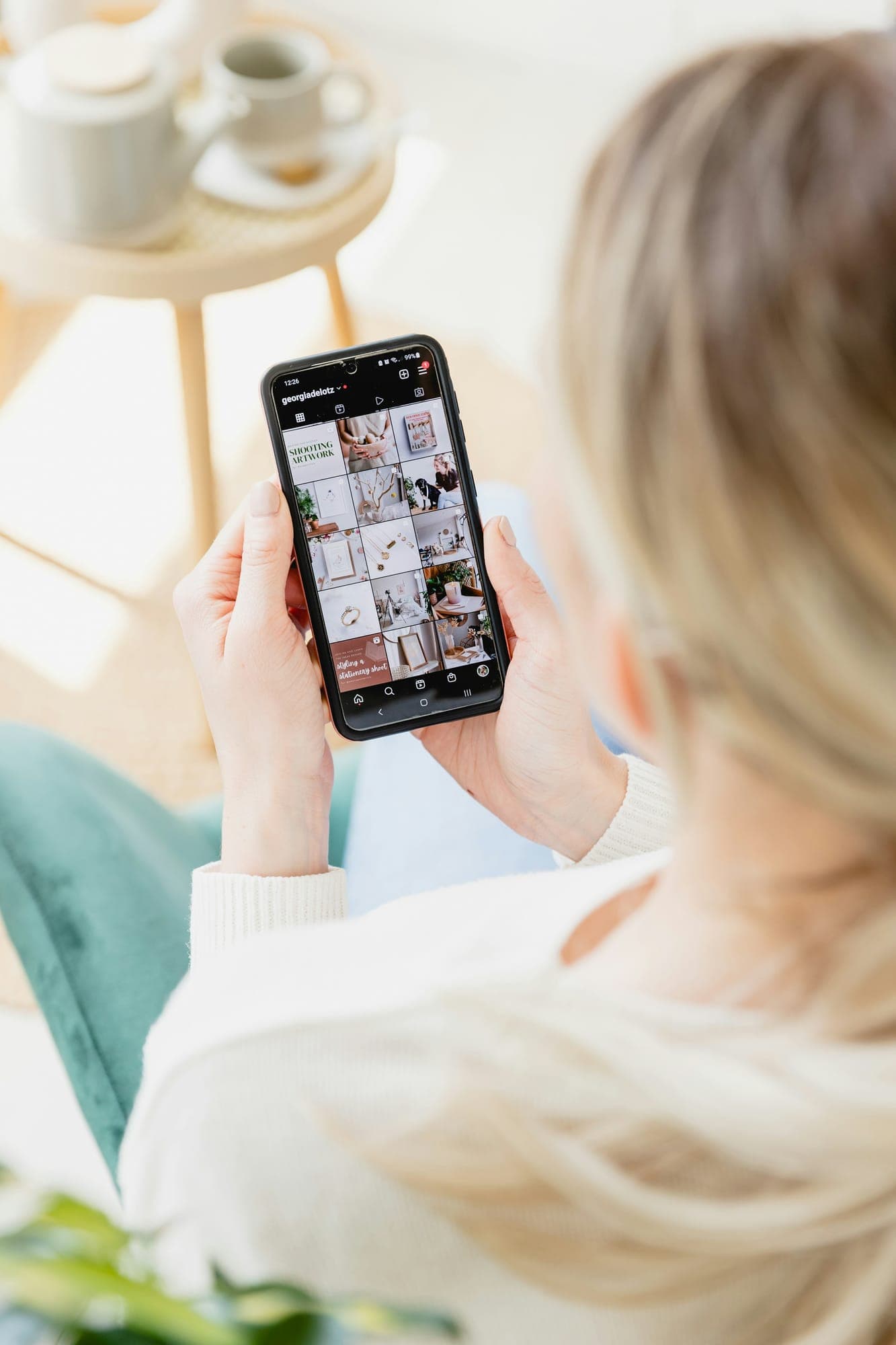 Hand hält ein Smartphone