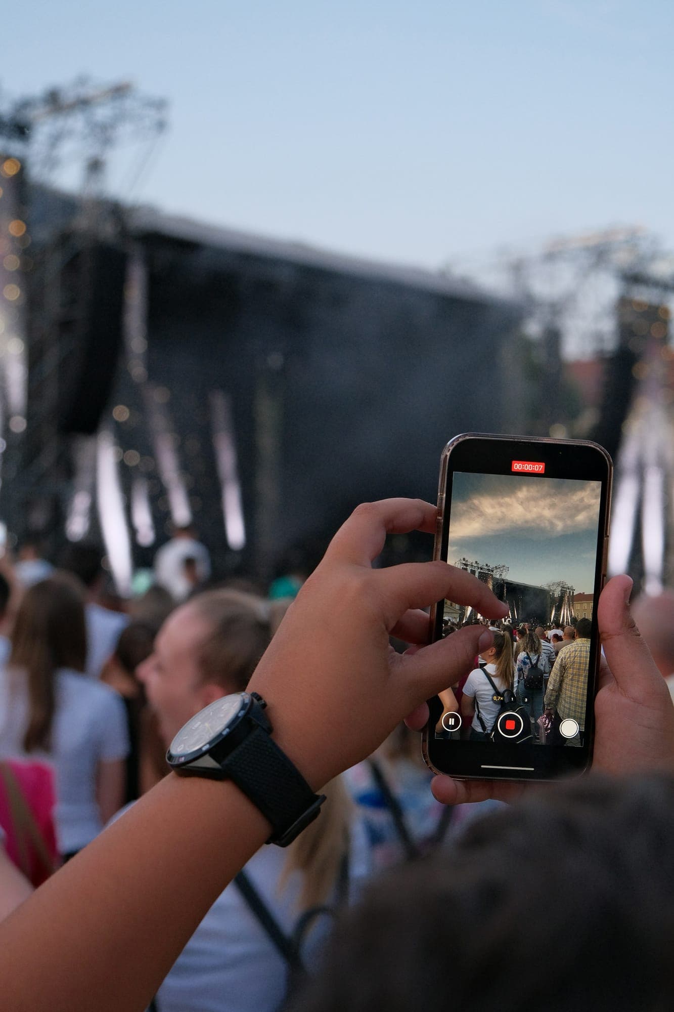 Handy filmt bei einem Konzert